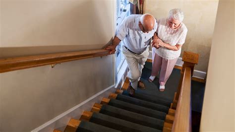 Persona anziana che sale le scale con cautela