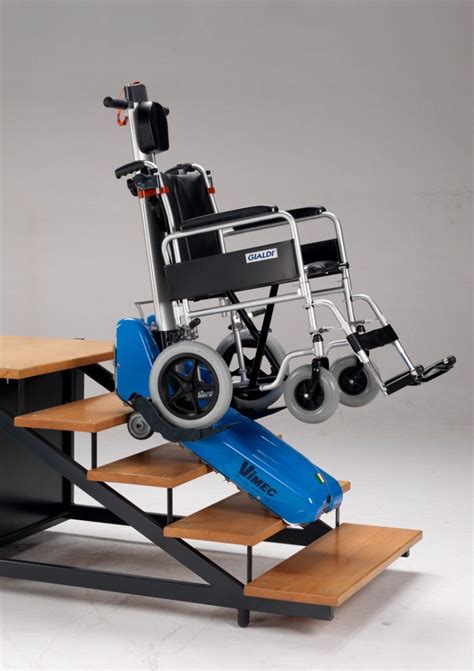 Montascale a cingoli che trasporta una carrozzina