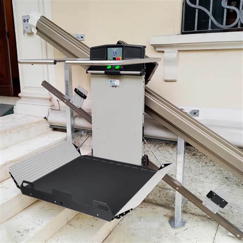 Servoscala a piattaforma che trasporta una persona in carrozzina