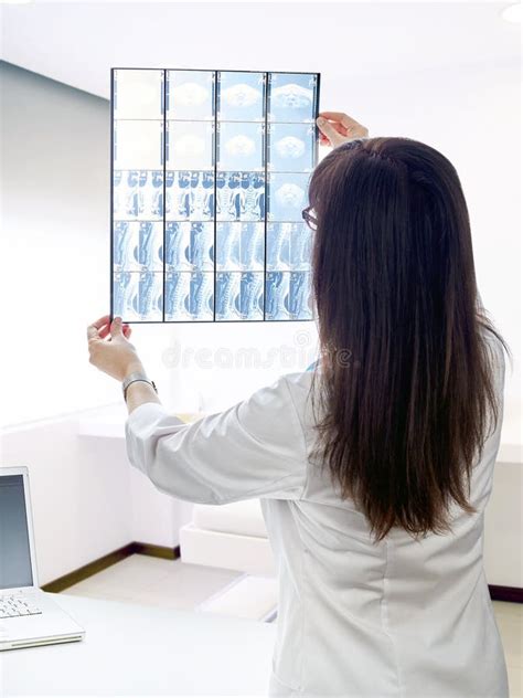 Medico che esamina i tender points di un paziente