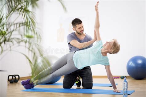 Persona anziana che fa fisioterapia con un terapista