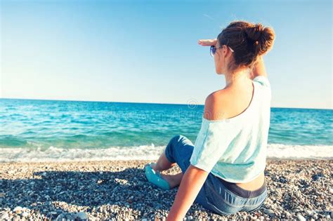 Giovane adulto che guarda verso l'orizzonte