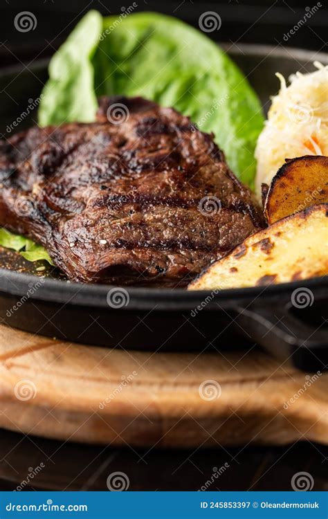 Carne rossa succulenta servita con salsa francese