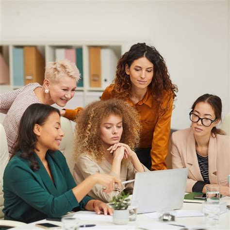 giovani in un ambiente di lavoro