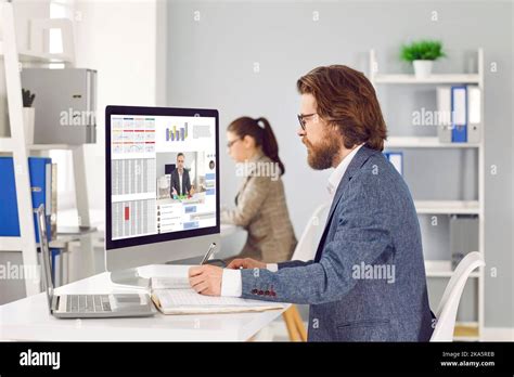 Dipendenti seduti a una scrivania in ufficio