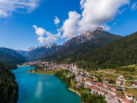 Paesaggio di Auronzo di Cadore con montagne e fiume