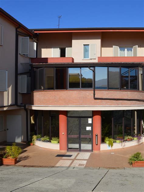 Esterno di una moderna residenza sanitaria assistenziale con giardini curati