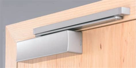 Illustrazione di un chiudiporta CISA montato su una porta