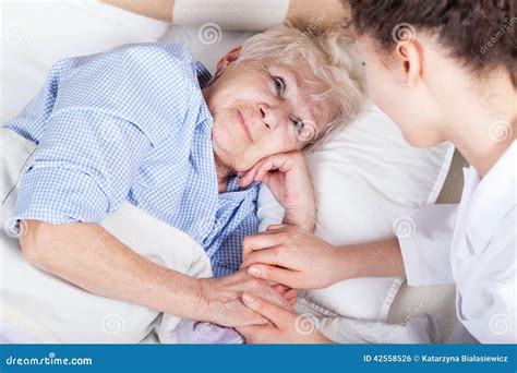 Persona anziana a letto con un infermiere