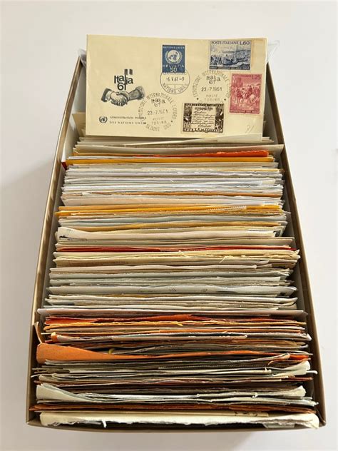 Ufficio postale con molte buste