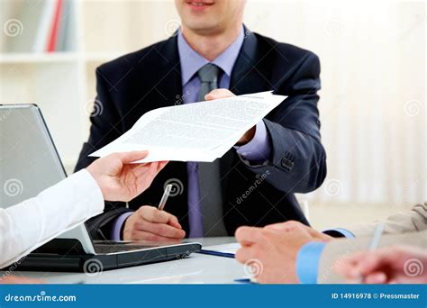 Persona che consegna documenti a un'altra persona in un ufficio