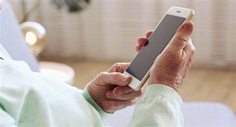 Anziani che utilizzano uno smartphone