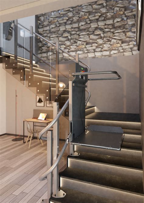 Persona su pedana montascale rimovibile