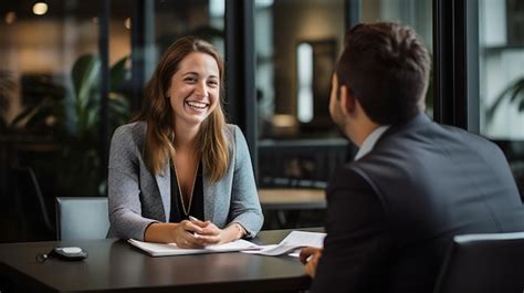 Immagine di un commercialista che parla con un cliente